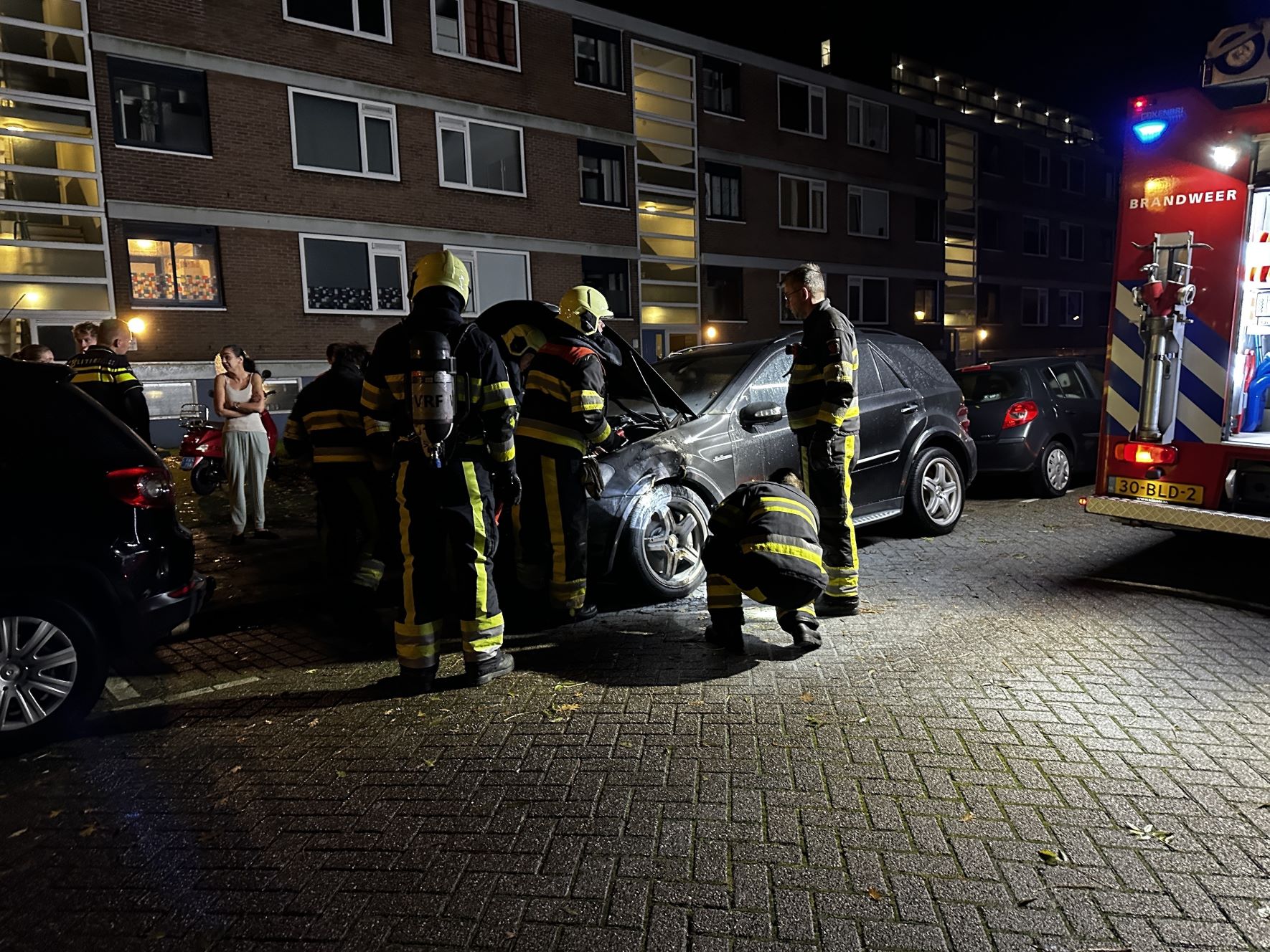 Personenauto beschadigd door brand in Leeuwarden