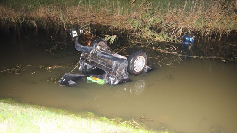 Auto raakt te water in Leeuwarden