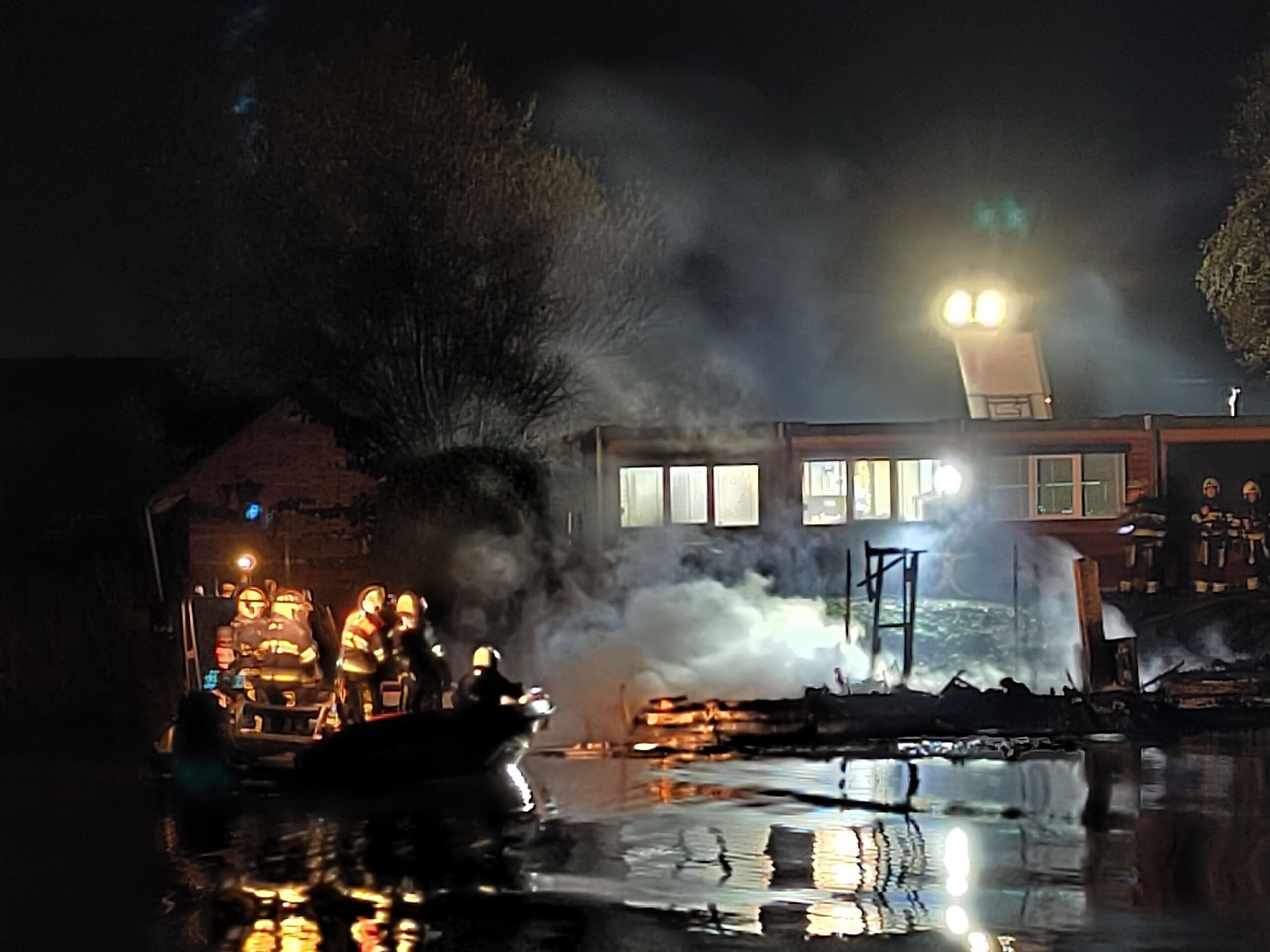 Boot volledig verwoest door uitslaande brand in Leeuwarden