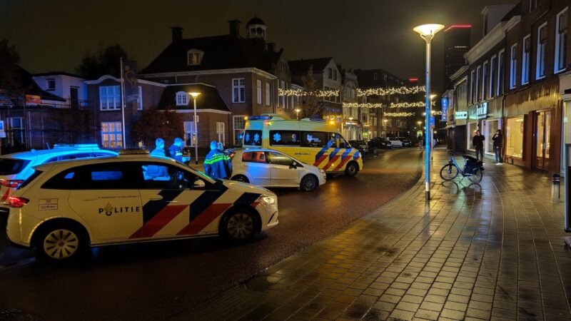 Auto en fietser met elkaar in botsing op de Schrans in Leeuwarden