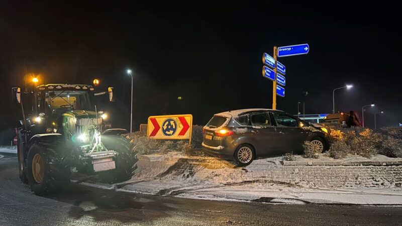 Auto door gladheid bovenop rotonde Dronryp