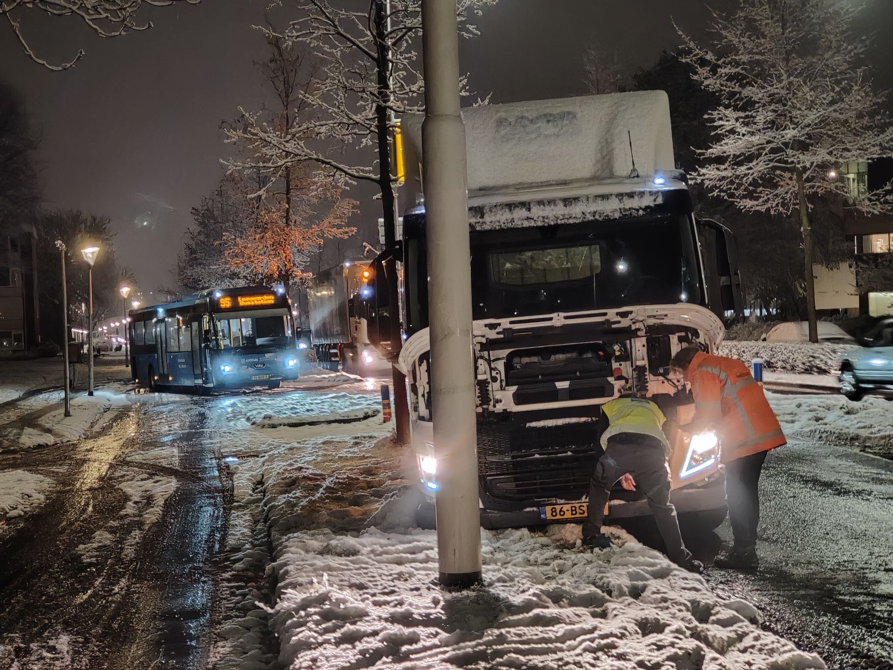 Vrachtwagen in de problemen door sneeuwval in Leeuwarden
