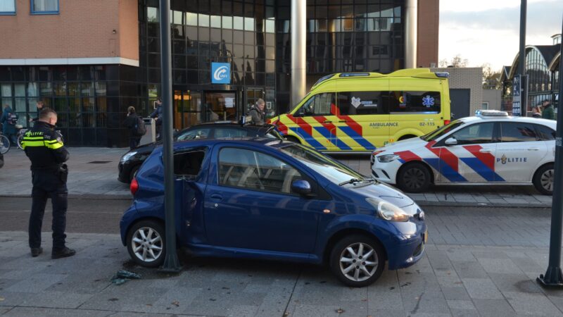 Twee voertuigen botsen op elkaar in Leeuwarden