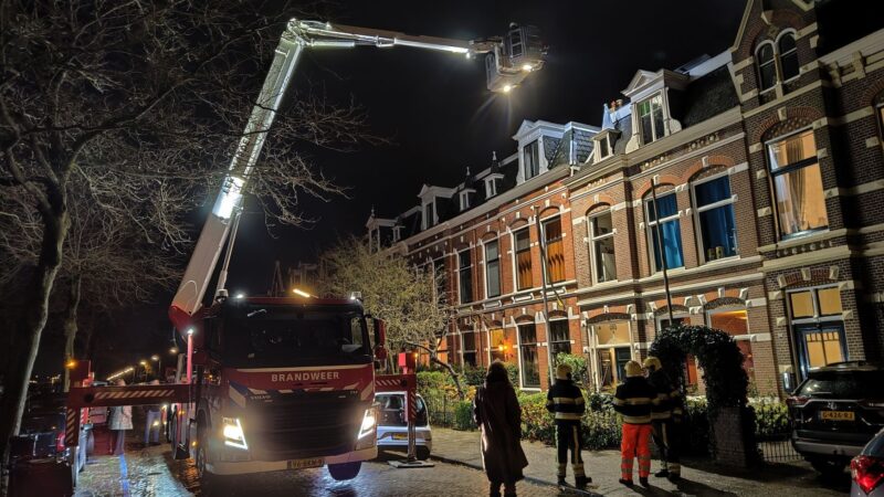 Brandweer ingezet voor stormschade bij twee woningen in Leeuwarden