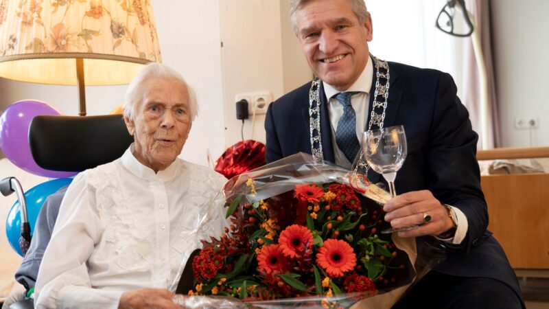Burgemeester Sybrand Buma feliciteert Baukje Buur-Stapert uit Stiens met honderste verjaardag