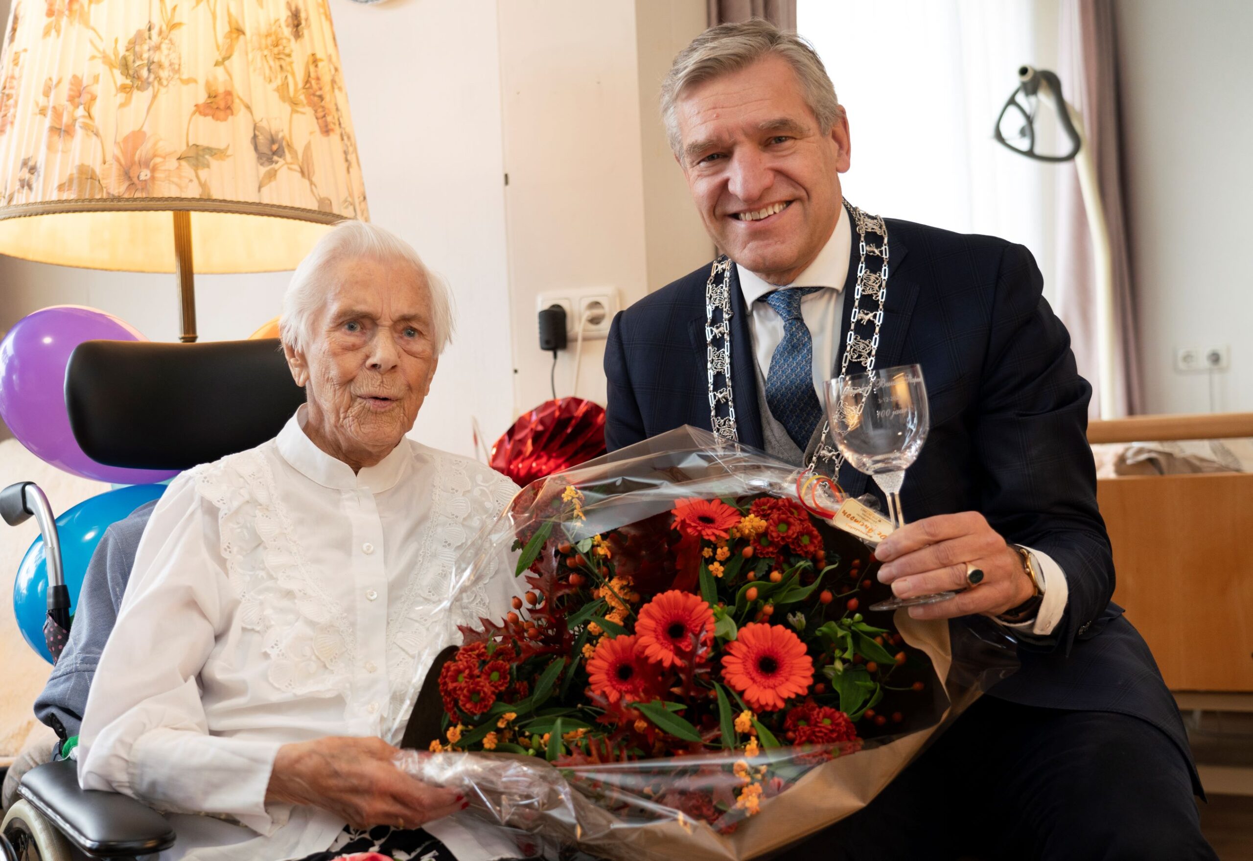 Burgemeester Sybrand Buma feliciteert Baukje Buur-Stapert uit Stiens met honderste verjaardag