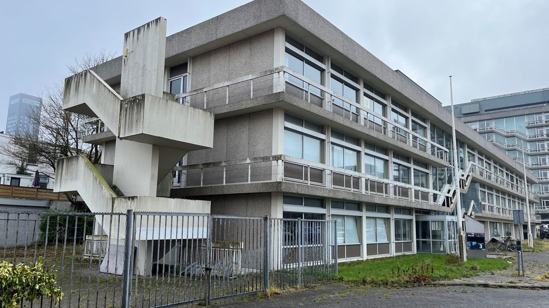 Raad Leeuwarden stemt onder voorwaarden in met komst opvang dakloze jongeren in oude belastingkantoor