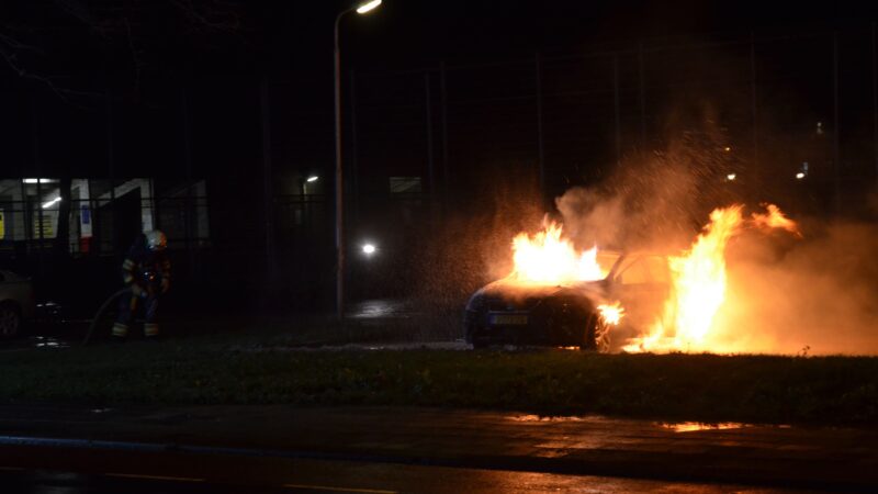 Geparkeerde auto volledig uitgebrand in Leeuwarden