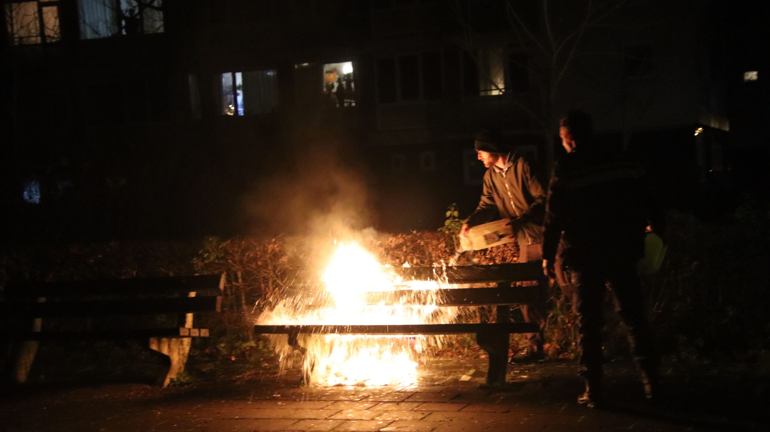 Brandweer blust brandende bankjes in Leeuwarden
