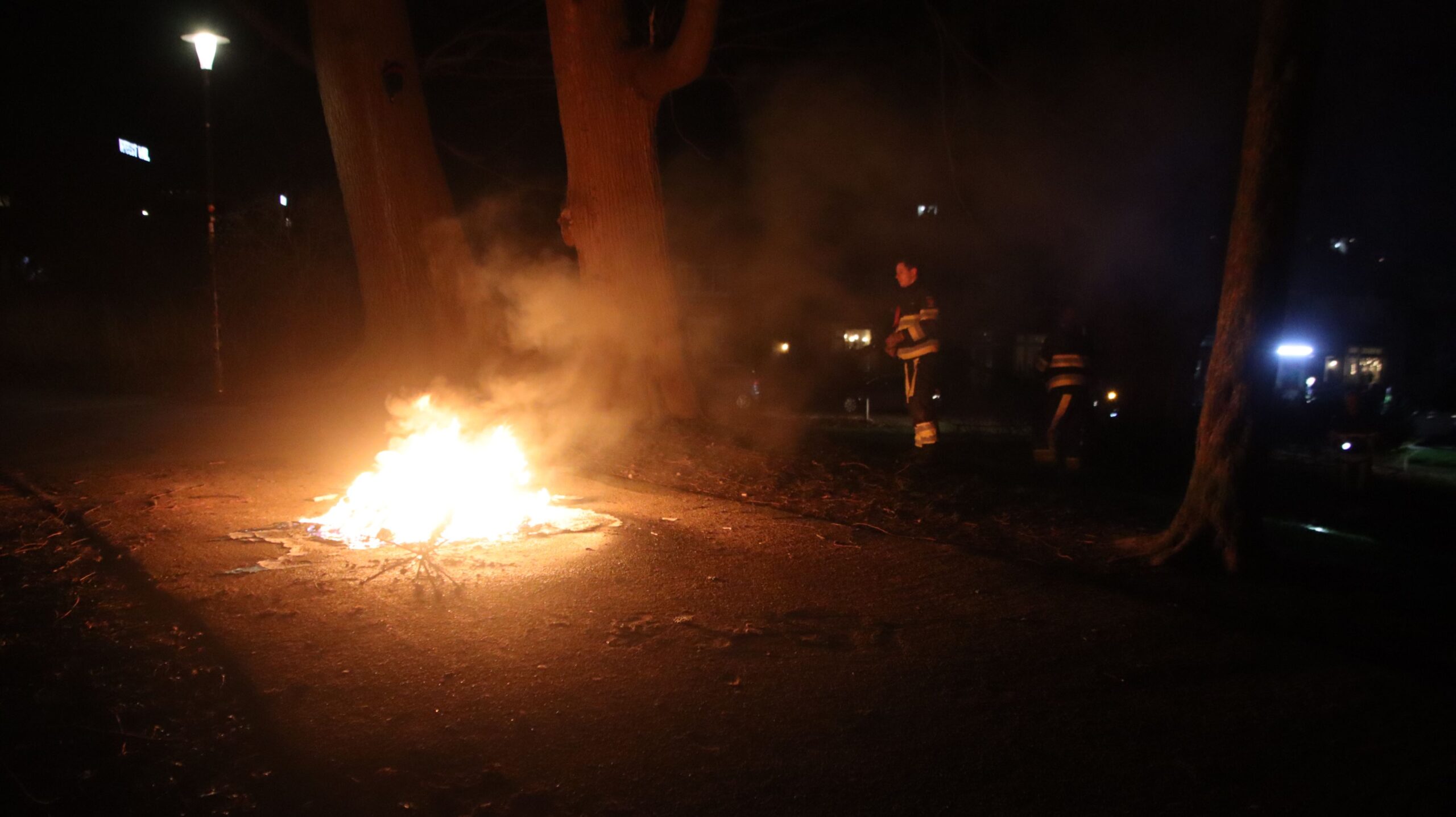 Kliko en kerstboom in brand in Leeuwarden