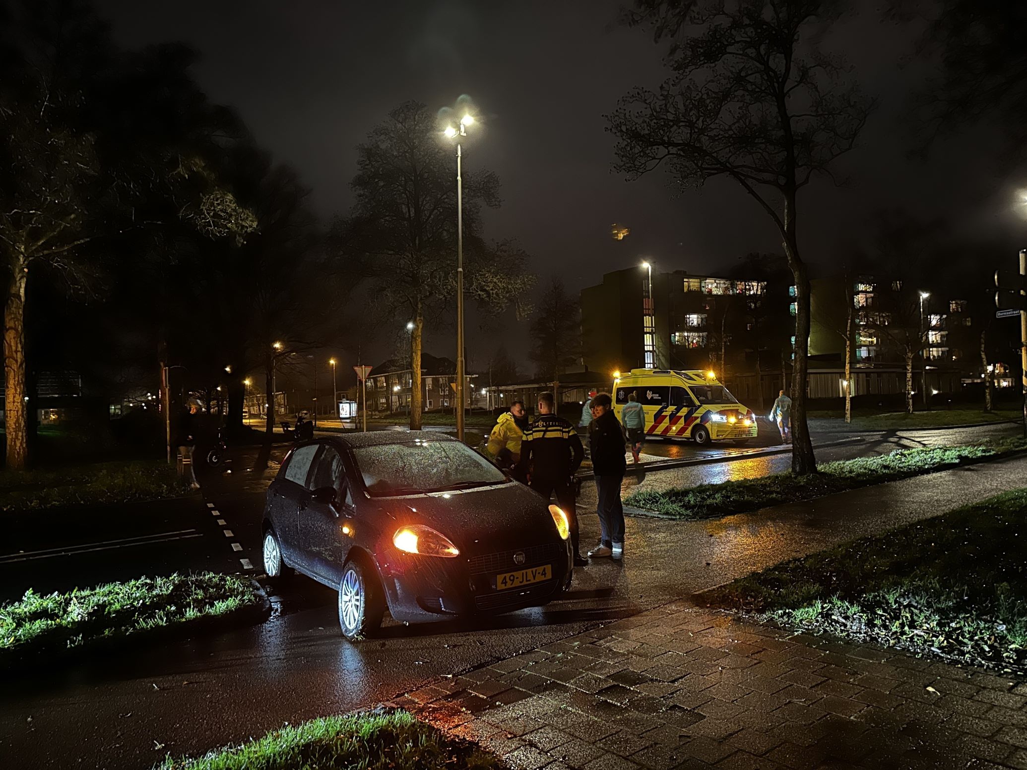 Automobilist rijdt auto kapot in bussluis te Leeuwarden