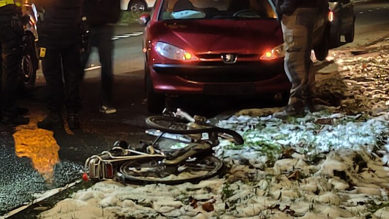 Fiets geplet door auto, fietser gewond naar ziekenhuis in Leeuwarden