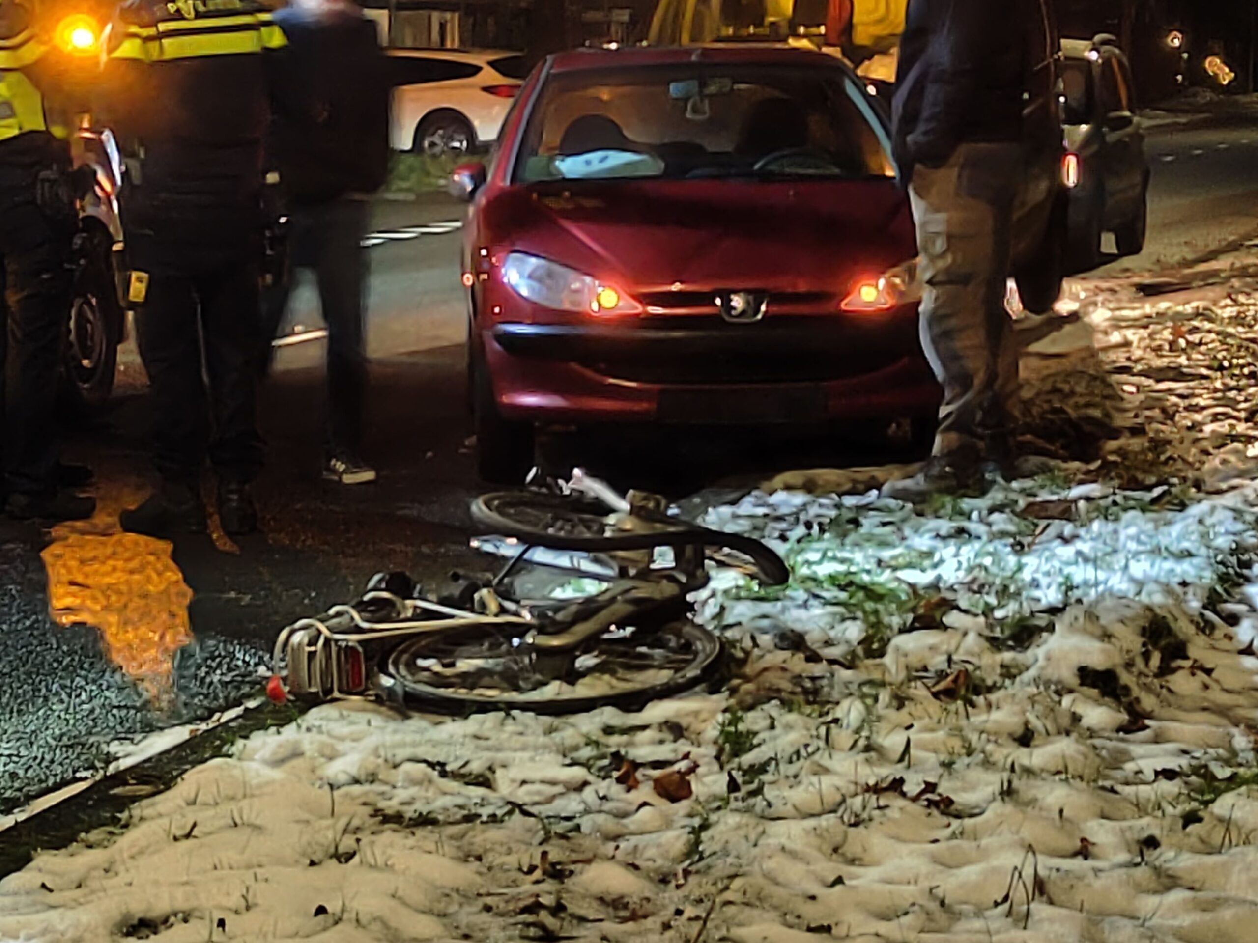 Fiets geplet door auto, fietser gewond naar ziekenhuis in Leeuwarden