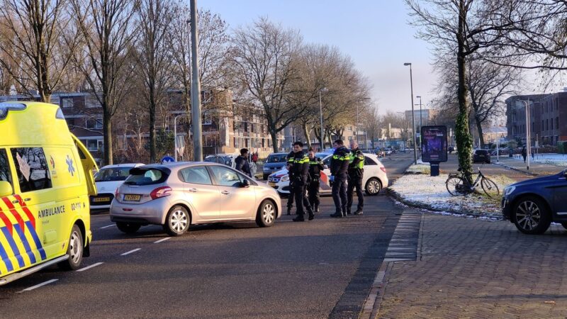 Scholier op fiets geschept door auto in Leeuwarden