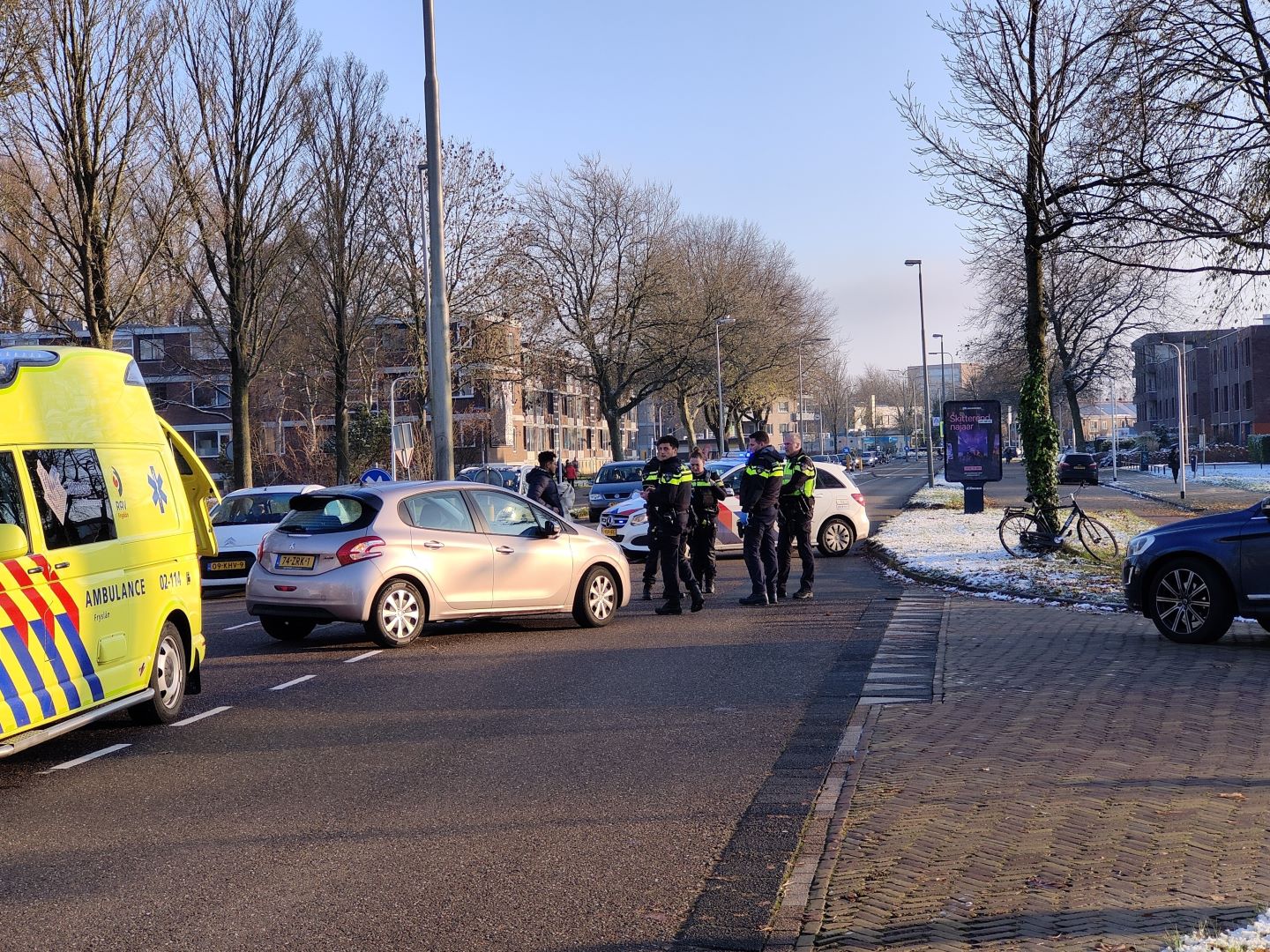 Scholier op fiets geschept door auto in Leeuwarden