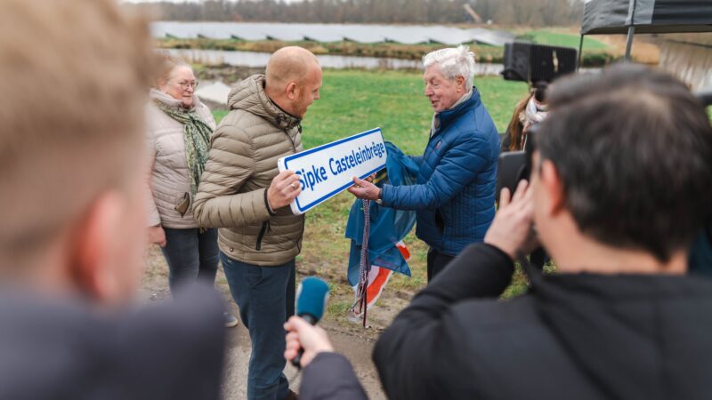 Wethouder De Haan opent samen met Jan Castelein en drie pakesizzers Sipke Casteleinbrêge over de Bonkefeart