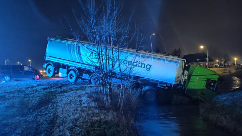 Vrachtwagenchauffeur verliest macht over stuur en belandt in sloot in Húns
