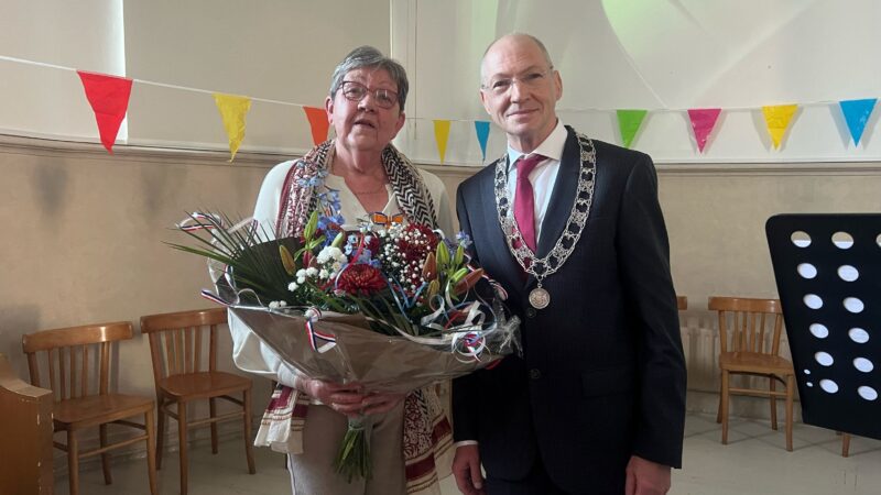 Sjoukje Terpstra uit Baard ontvangt Koninklijke Onderscheiding: tomeloze inzet voor dorp en kerk