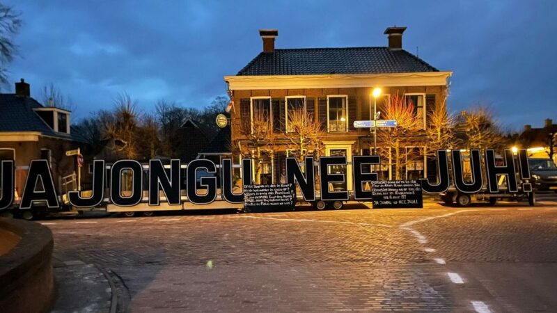 Oudejaarsstunt: letters ‘Ja jongu, nee juh!’ uit Leeuwarden naar Easterein