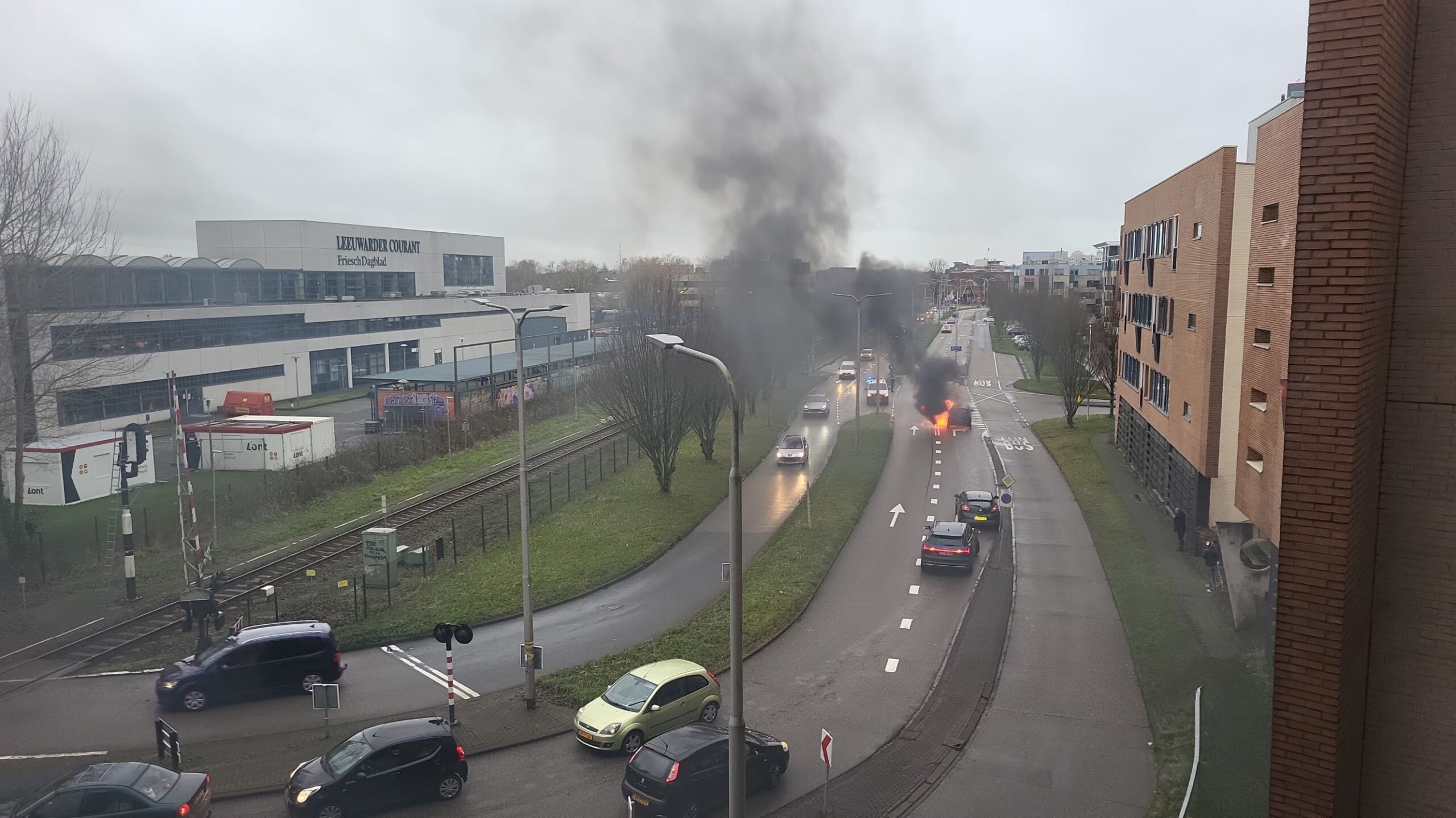 UPDATE: Autobrand op de Oostergoweg in Leeuwarden onder controle: weg is vrijgegeven