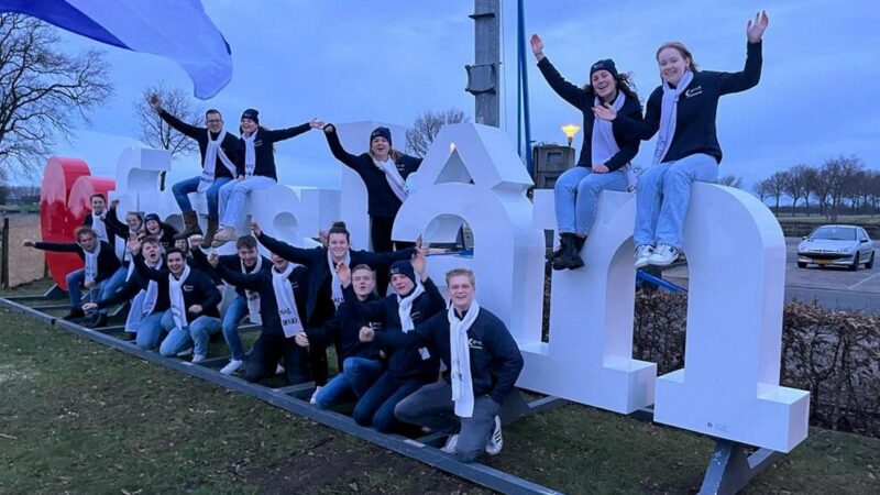 Oudejaarsploeg De Nachtdravers uit Donkerbroek kaapt Love Fryslân Landmark van Musical De Tocht