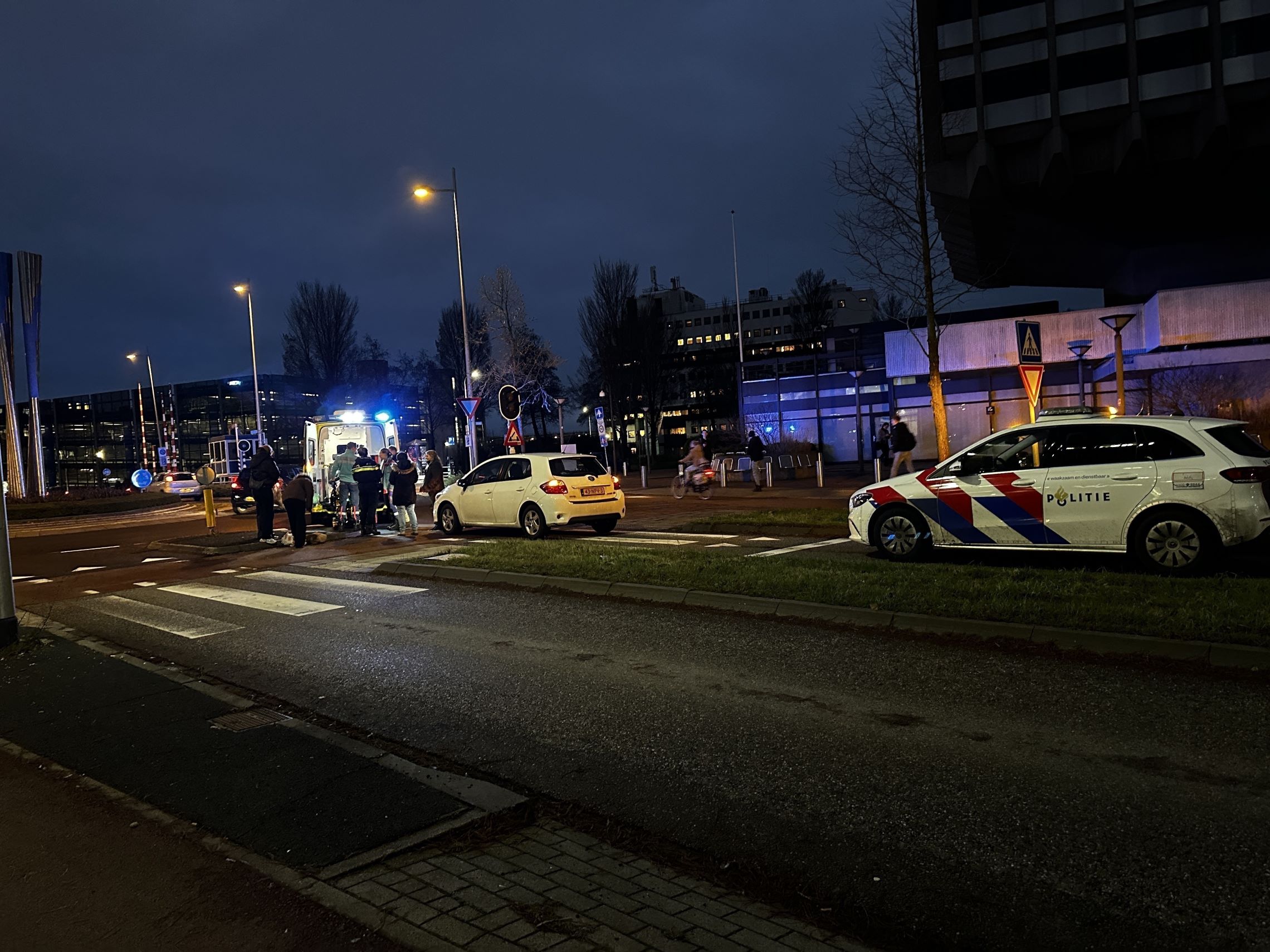 Fietser geschept door personenauto in Leeuwarden