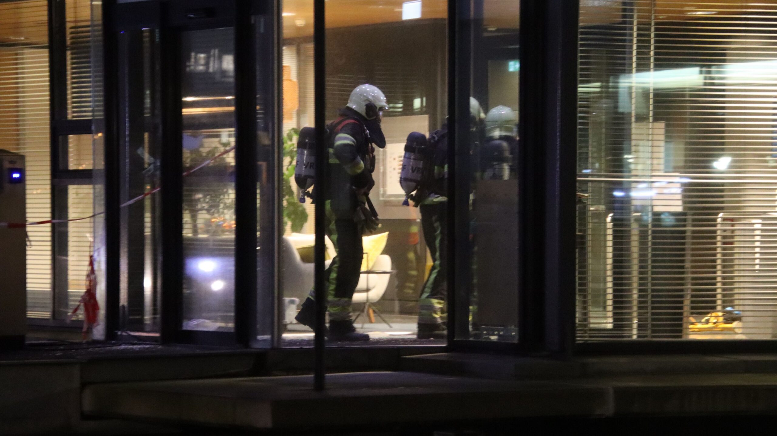 Zoektocht naar vastzittend persoon in bedrijfspand in Leeuwarden