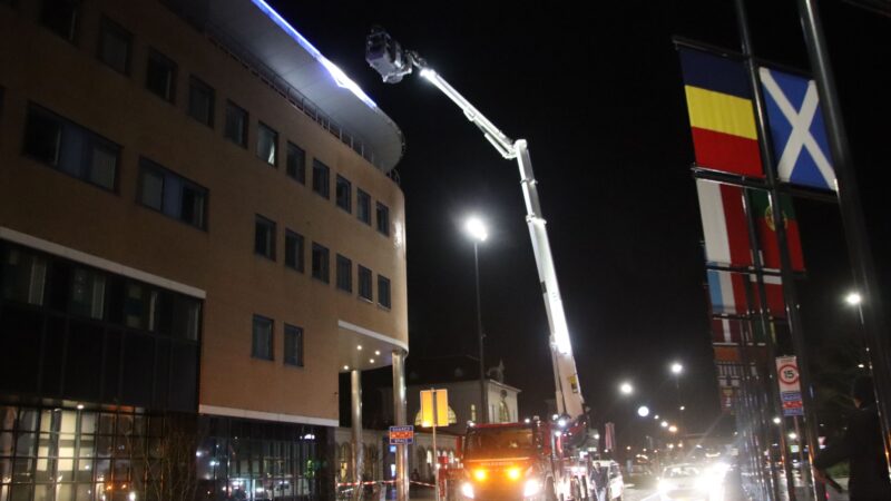 Brandweer ingezet voor loshangende verlichting in Leeuwarden