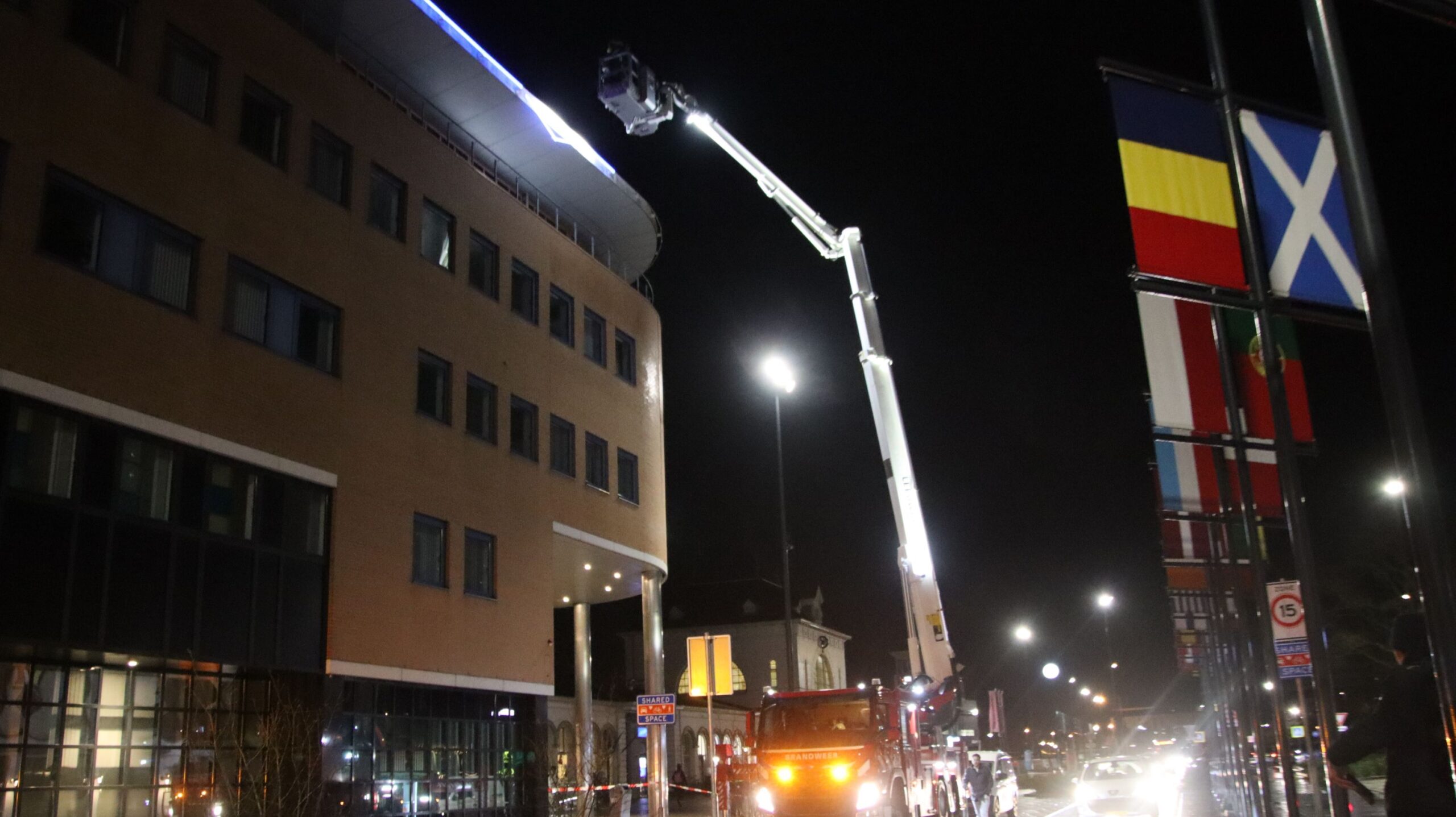Brandweer ingezet voor loshangende verlichting in Leeuwarden