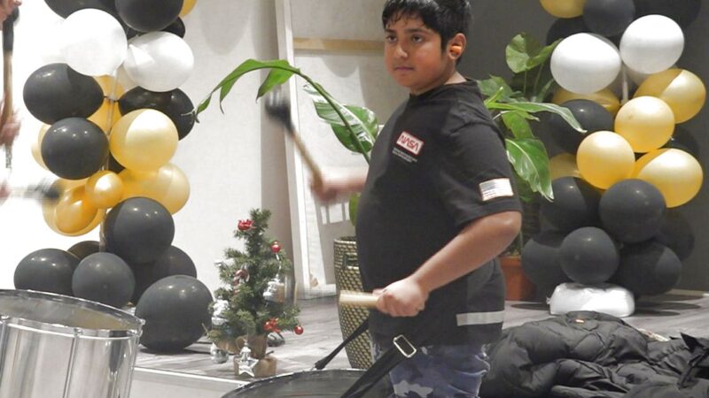 Kinderen trommelen om stress te verlagen: “Eén grote bak herrie”