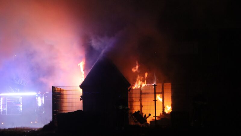 Sloopwoning grotendeels uitgebrand in Leeuwarden