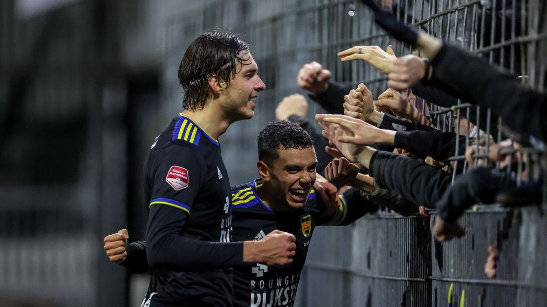 Cambuur wint met 3-0 van FC Dordrecht en plaatst zich voor de achtste finales van de KNVB Beker