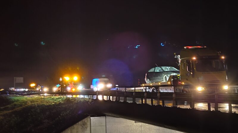 Bestuurder gewond bij botsing tegen vangrail bij Wirdum