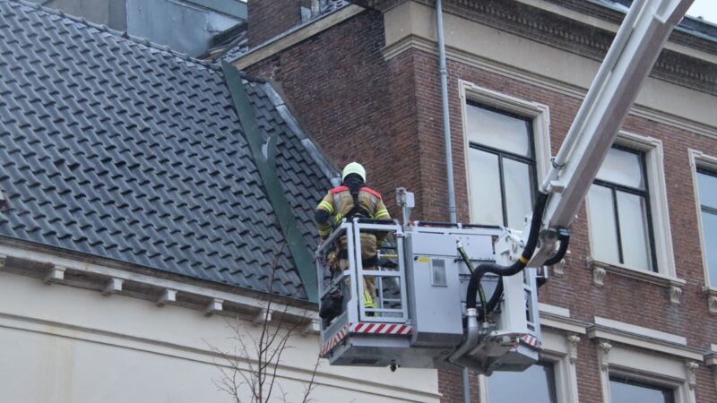 Dakrand dreigt te vallen door storm in Leeuwarden