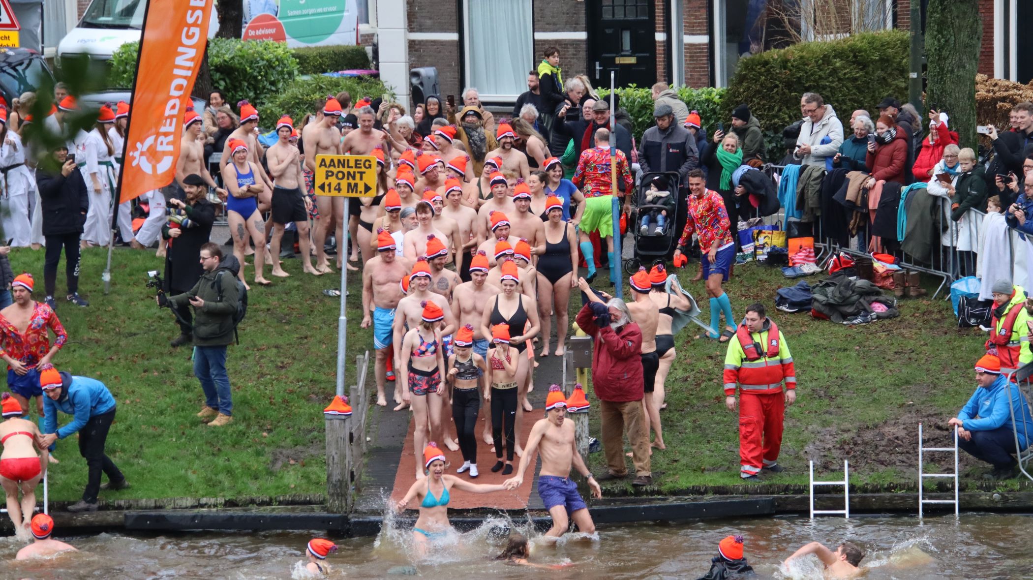 Grote belangstelling voor nieuwjaarsduik in Leeuwarden