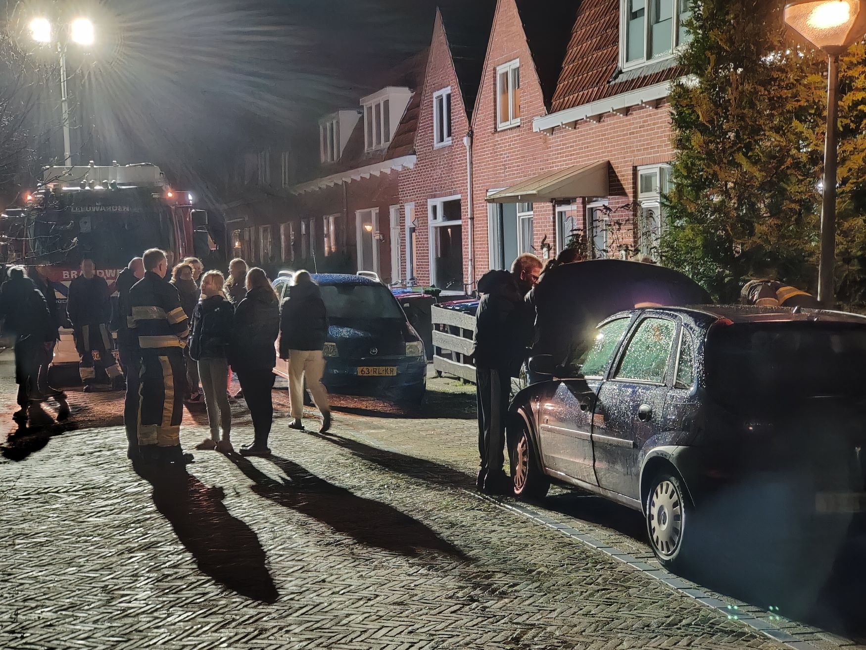 Autobrand geblust door buurtbewoners in Leeuwarden