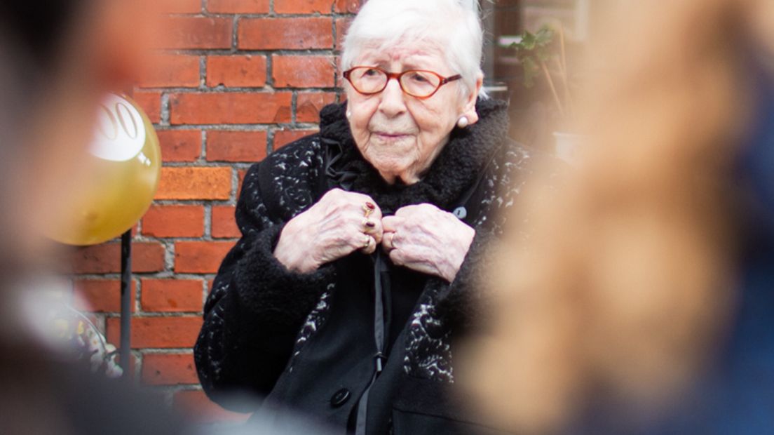 UPDATE: Hiep, hiep, hoera! Beppie Weitenberg uit Leeuwarden is 100 jaar en kreeg een serenade