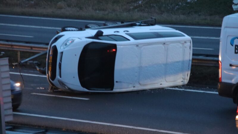 Aanhanger met bestelbus kantelt op De Haak in Leeuwarden