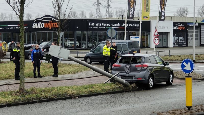 Twee voertuigen zwaar beschadigd na botsing op kruising in Leeuwarden