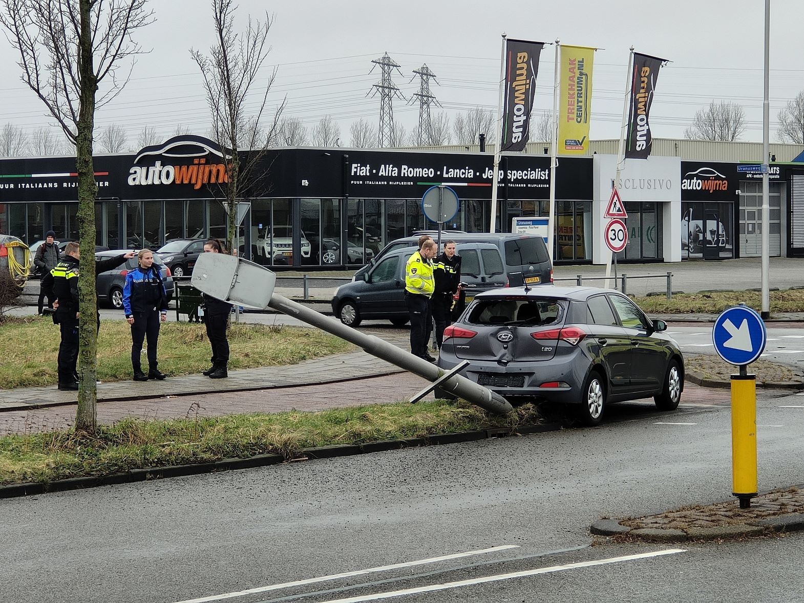 Twee voertuigen zwaar beschadigd na botsing op kruising in Leeuwarden