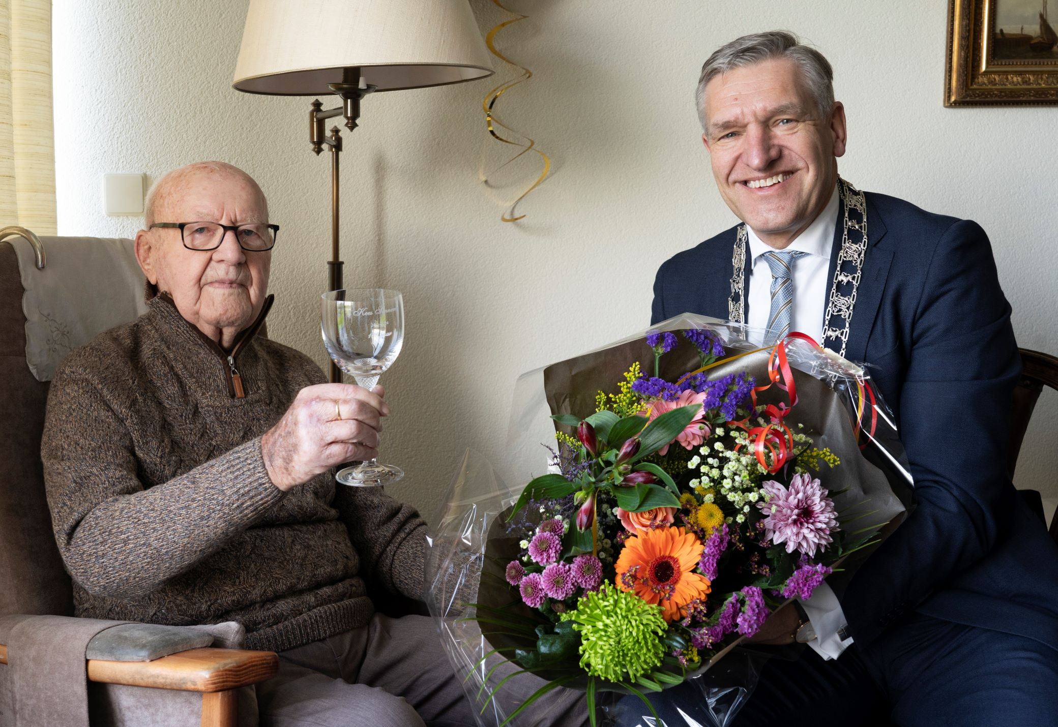 Burgemeester Buma feliciteert 100-jarige Kees Sinnema