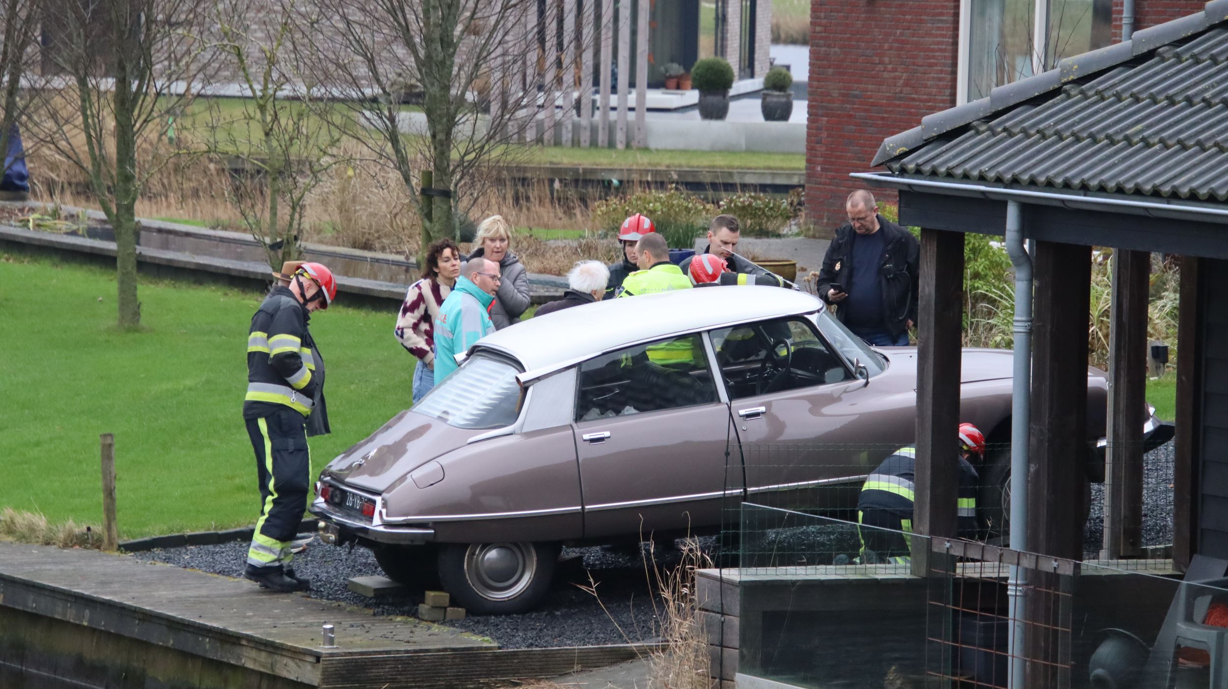 Oldtimer Citroën rijdt bijna het water in te Leeuwarden: man onder de auto terechtgekomen