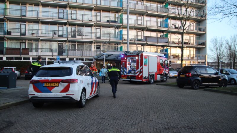 Bewoner behandeld in ambulance na brand in flat in Leeuwarden