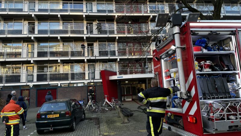 Brandweer blust brand op derde etage van flat aan De Kei in Leeuwarden