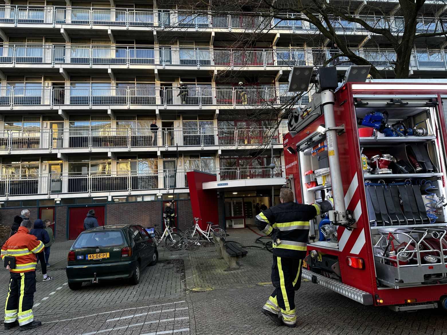 Brandweer blust brand op derde etage van flat aan De Kei in Leeuwarden