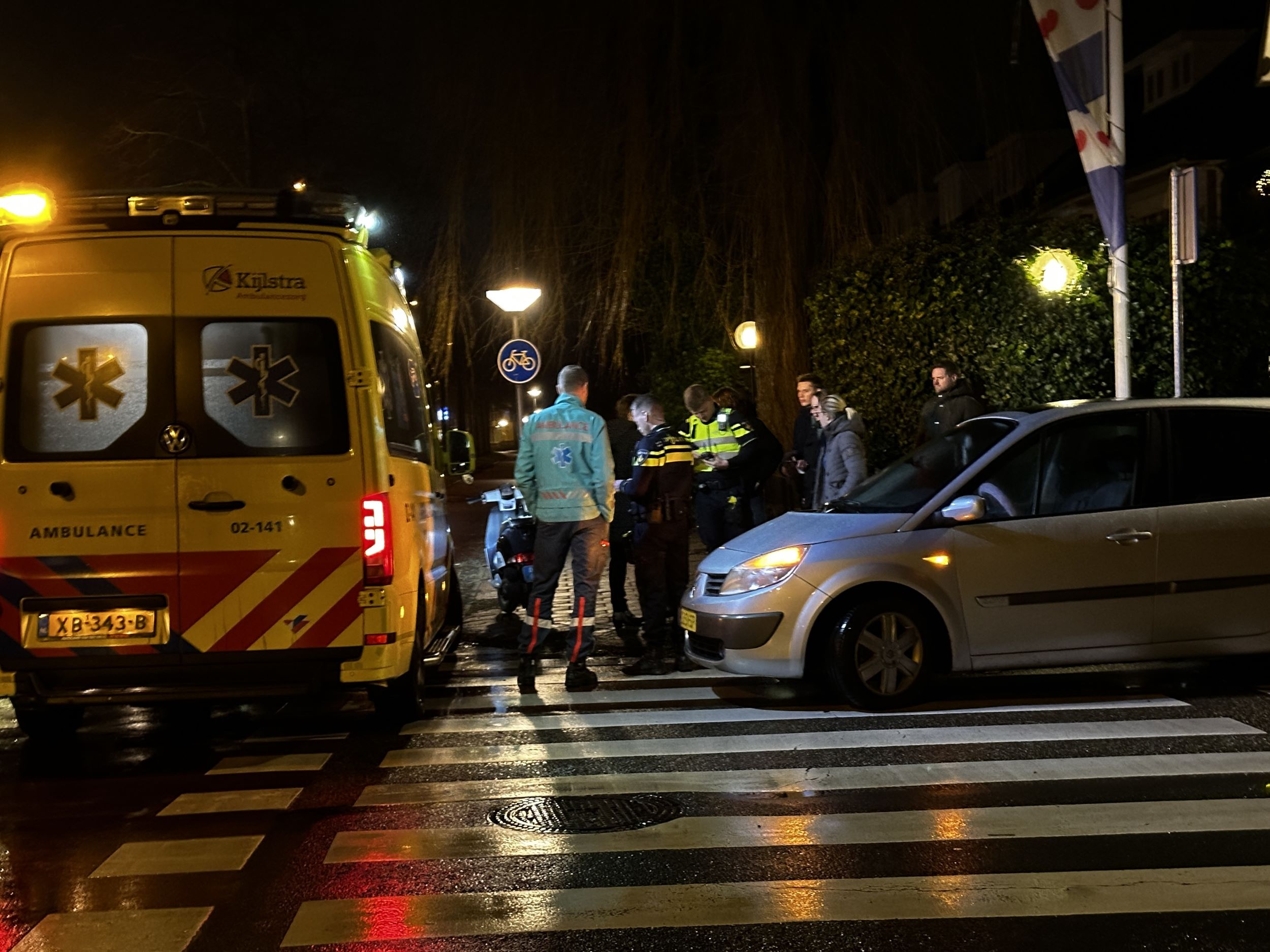 Automobilist en scooterrijder in botsing in Leeuwarden