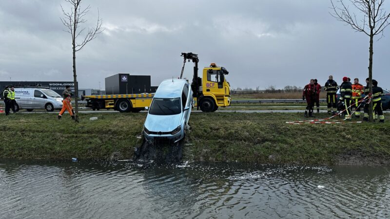 Auto in Leeuwarden woensdagmiddag uit het water gehaald: FNP stelt vragen over ‘levensgevaarlijke situatie’