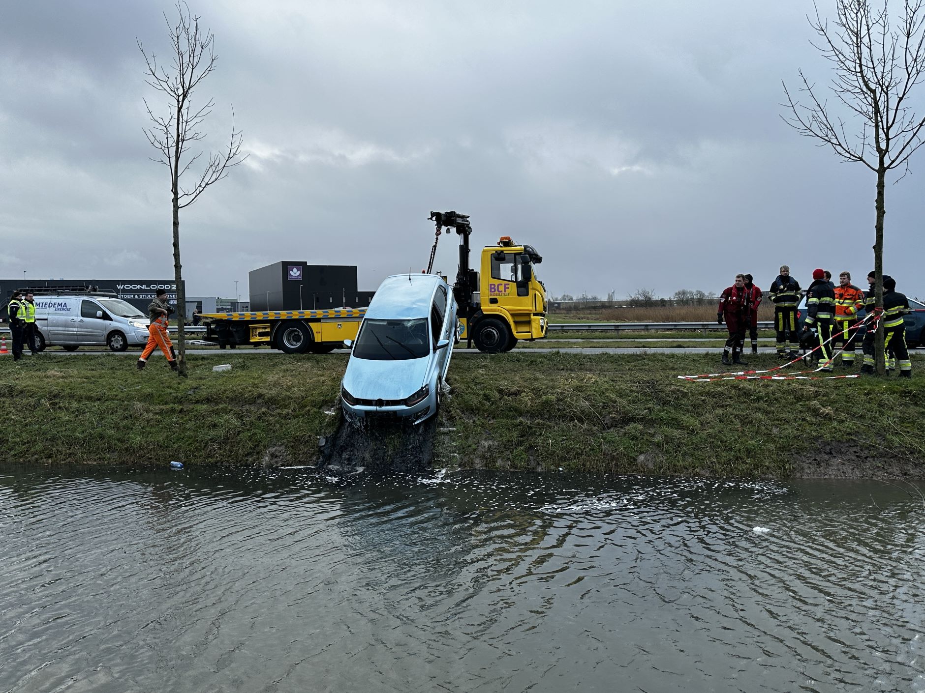 Auto in Leeuwarden woensdagmiddag uit het water gehaald: FNP stelt vragen over ‘levensgevaarlijke situatie’