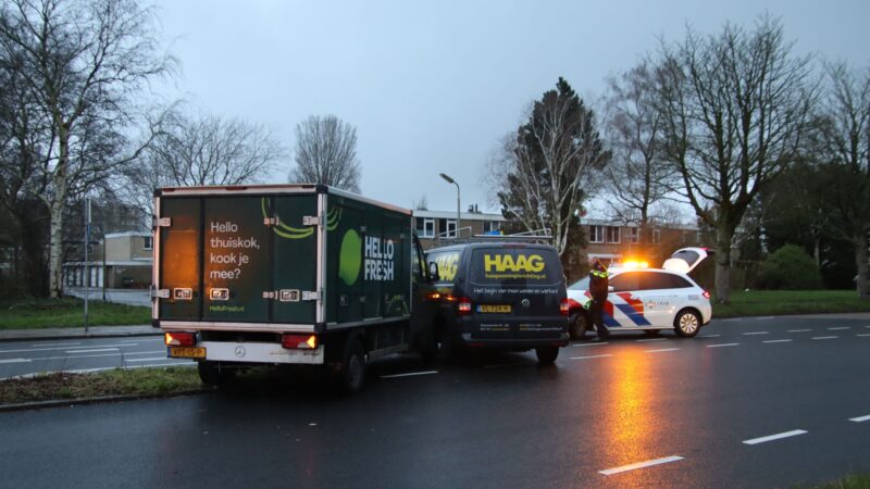 Twee bedrijfsbussen op elkaar geklapt in Leeuwarden