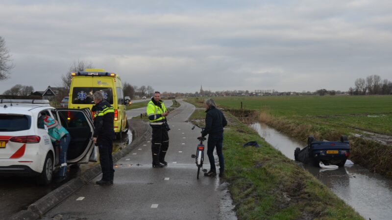 Auto belandt op de kop in sloot in Hijum